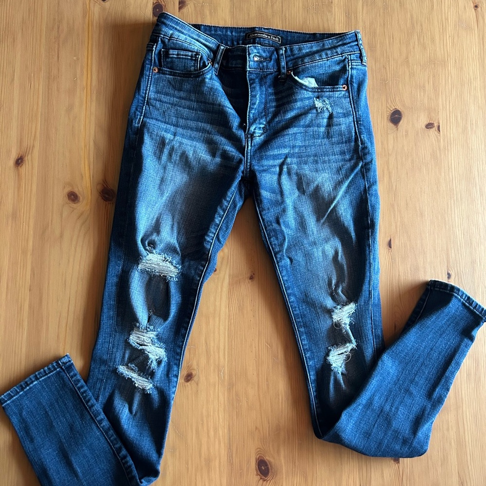 Great condition Abercrombie & Fitch distressed jeans.